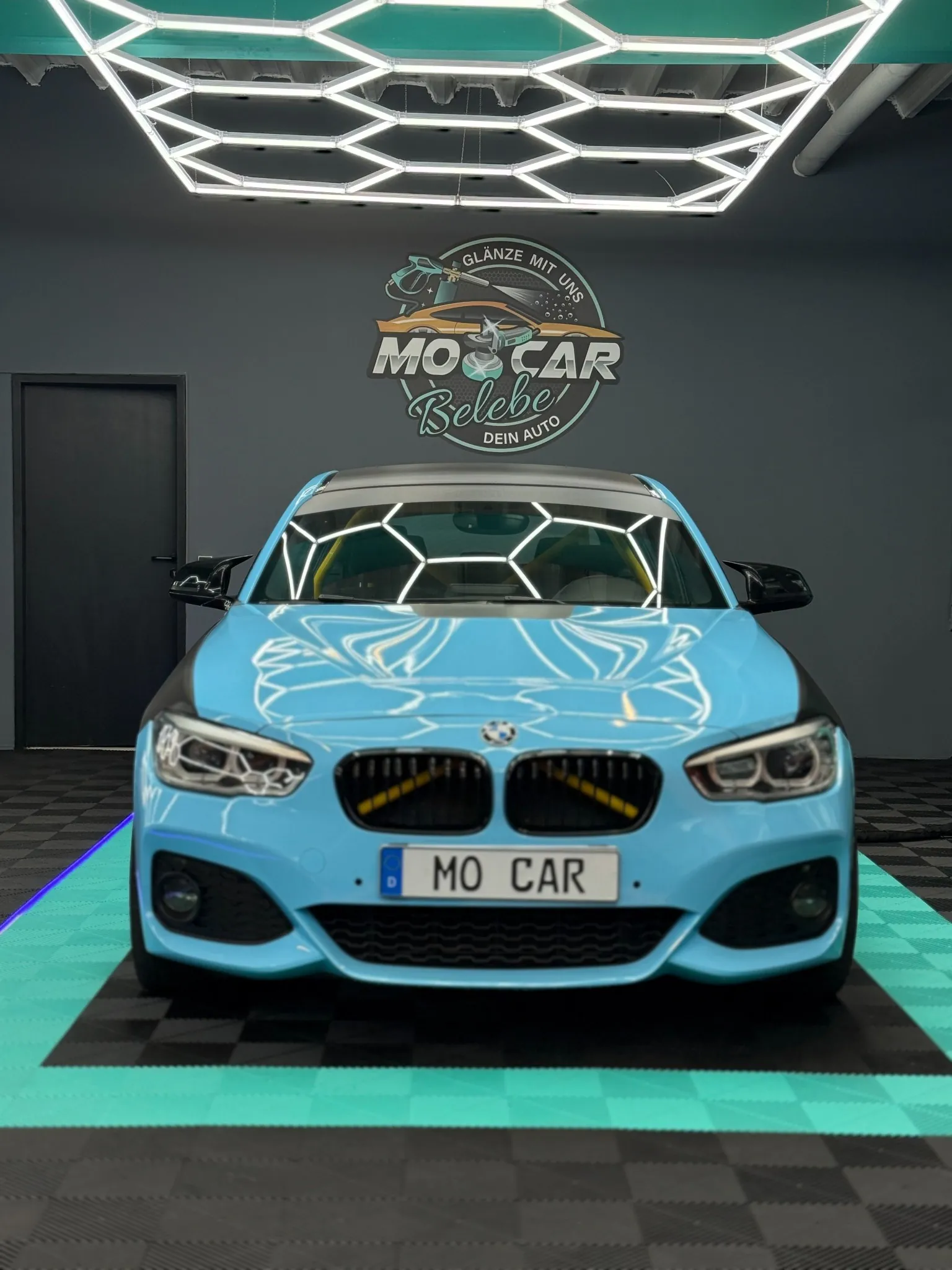 Detailaufnahme eines aufbereiteten Fahrzeugs in der MOCAR Galerie