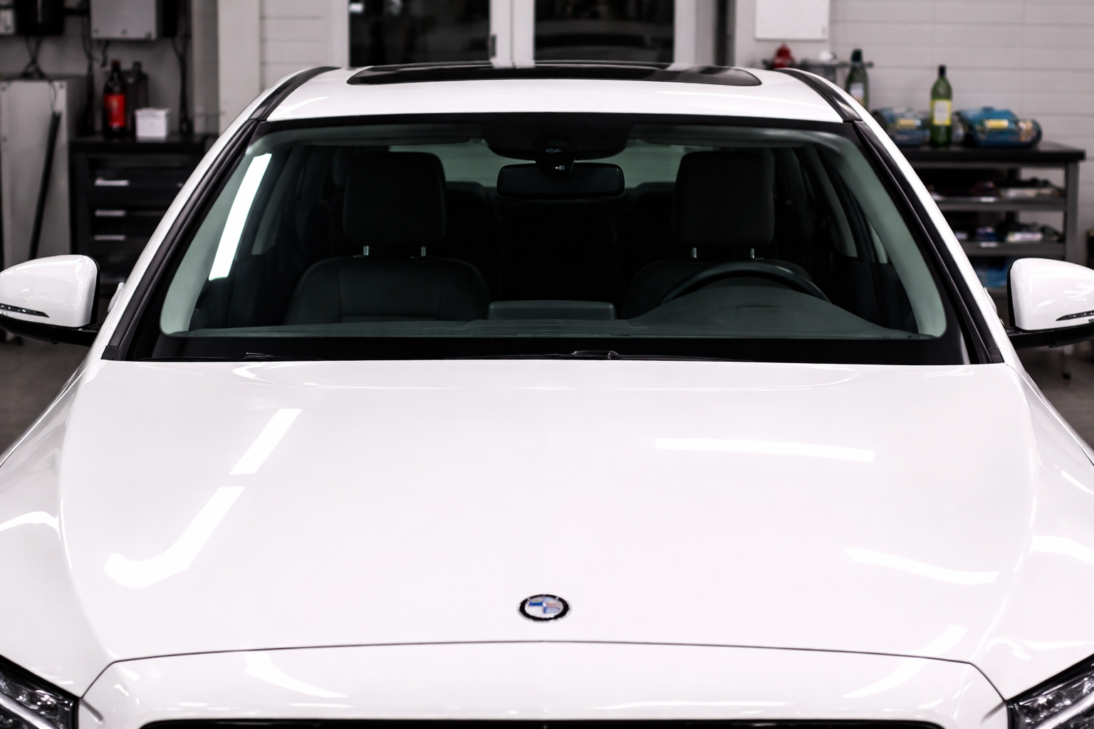 Fahrzeugscheibe nach dem Glasservice – kristallklar und hydrophob beschichtet